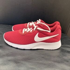 ** NEW ** NIKE WOMENS TANJUN SHOE. RED/WHITE SIZE 8